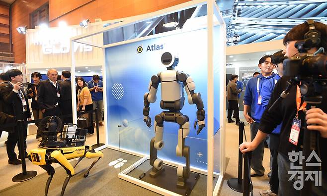 '2026 스마트공장·자동화산업전(AW 2026)'이 4일 서울 강남구 코엑스 전관에서 열린 가운데 방문객들이 현대차그룹 부스서 보스턴다이내믹의 휴머노이드 로봇 '아틀라스'와 로봇개 '스폿'을 살펴보고 있다. 이번 행사는 아시아 최대 제조 AX(AI 전환) 전시회로 오는 6일까지 열린다./이호형 기자