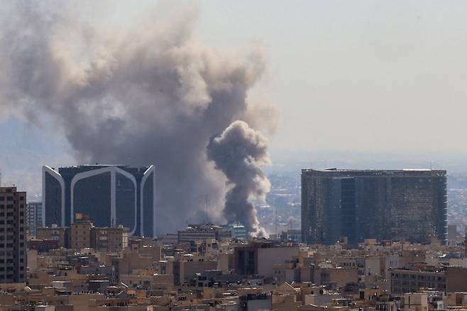 ▲미국-이스라엘과 이란이 전쟁 상태로 돌입한 지난 1일 이란 수도 테헤란에서 폭발이 발생한 후 검은 연기가 치솟고 있다. (사진= AFP/연합뉴스)