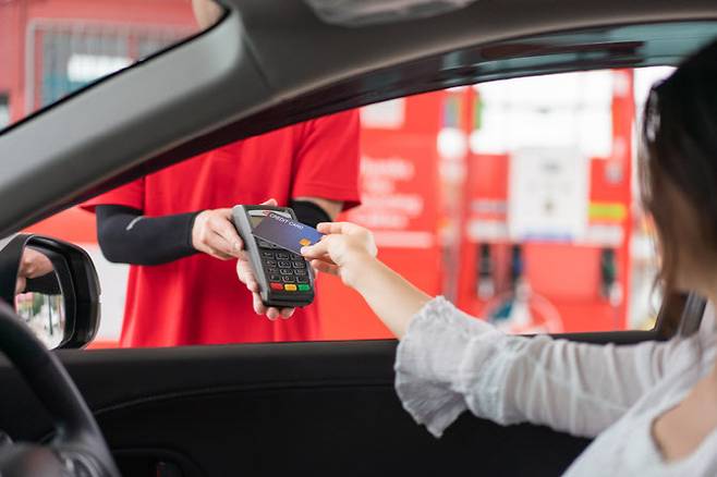 이란 사태로 고유가 불안이 커지면서 유류비 절감 혜택을 제공하는 카드 상품이 다시 주목받고 있다.(사진=게티이미지뱅크)