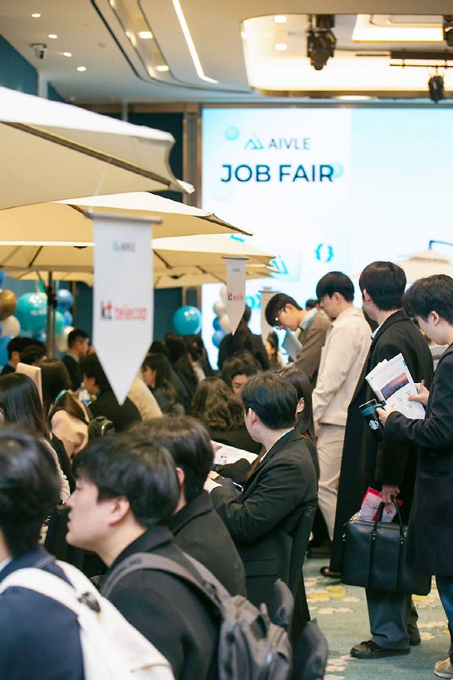 KT가 청년 디지털 인재 양성 프로그램 에이블스쿨(KT AIVLE School) 8기 수료식을 진행하고 교육을 성공적으로 마쳤다고 8일 밝혔다. 사진은 지난 2월 27일, 서울 송파구의 소피텔 앰배서더 서울에서 교육생과 ICT 기업을 대상으로 진행한 취업박람회 모습. 사진=KT