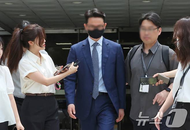 윤석열 전 대통령의 부인 김건희 여사에게 청탁할 목적으로 명품 가방과 목걸이를 전달한 혐의를 받는 전 통일교 세계본부장 윤영호 씨가 30일 서울 서초구 서울중앙지방법원에서 열린 구속 전 피의자 심문(영장실질심사)를 마친 뒤 법원을 나서고 있다. 2025.7.30 ⓒ 뉴스1 장수영 기자