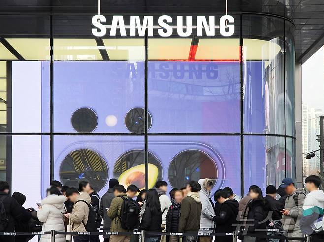 삼성전자가 지난달 27일부터 5일까지 진행한 갤럭시 S26 시리즈 국내 사전 판매에서 135만대를 기록했다고 6일 밝혔다. 사진은 '갤럭시 S26 시리즈' 사전 예약자들이 제품 수령을 위해 대기하고 있는 모습. (삼성전자 제공. 재판매 및 DB 금지) 2026.3.6 ⓒ 뉴스1