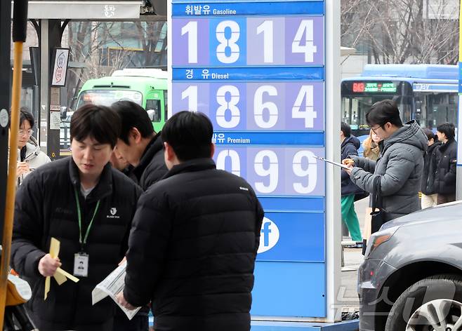 정부가 국제유가 상승 국면을 틈탄 가격 담합이나 매점매석 등 불법 행위에 대해 엄정 단속에 나서겠다고 밝힌 6일 오후 서울의 한 주유소에서 한국석유관리원 직원들과 지자체 환경과 공무원들이 휘발유와 경유 정량 점검과 가격표 점검을 하고 있다. 2026.3.6 ⓒ 뉴스1 김진환 기자