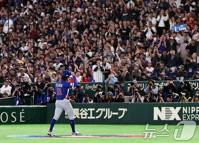 8일 일본 도쿄돔에서 열린 2026 월드베이스볼클래식 조별리그 C조 대한민국과 일본의 경기. 대만 선발투수 구린루이양이 5회말 팬들의 박수를 받으며 마운드를 내려가고 있다. 2026.3.8 ⓒ 뉴스1 구윤성 기자