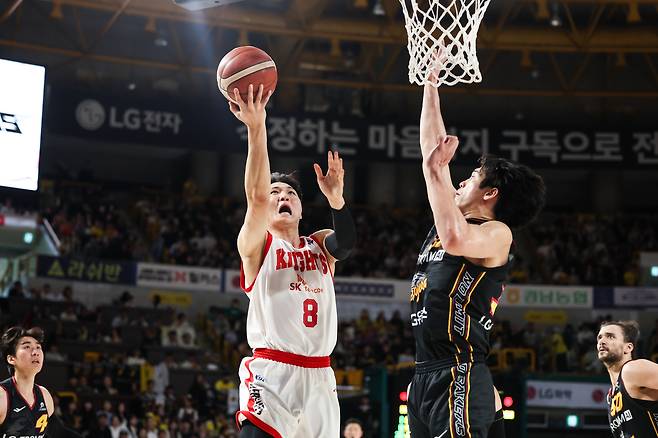 슛 시도하는 서울 SK의 안영준(왼쪽). (KBL 제공)