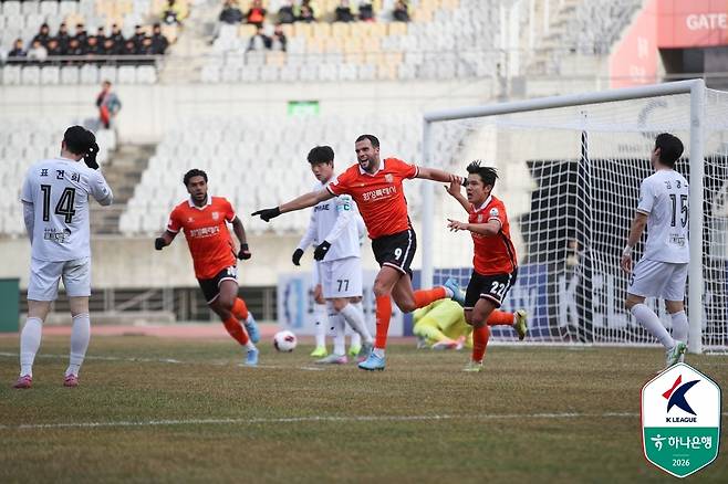 화성FC 공격수 페트로프가 8일 김해FC와 홈 경기에서 득점 후 기뻐하고 있다. (한국프로축구연맹 제공)
