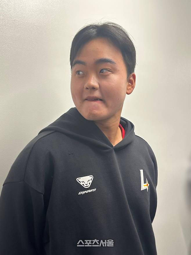 SSG 이기순이 28일 일본 미야자키 오쿠라마하마소호 구장에서 열린 라쿠텐전이 끝난 뒤 취재진의 인터뷰에 응하고 있다. 미야자키 | 이소영 기자 sshong@sportsseoul.com