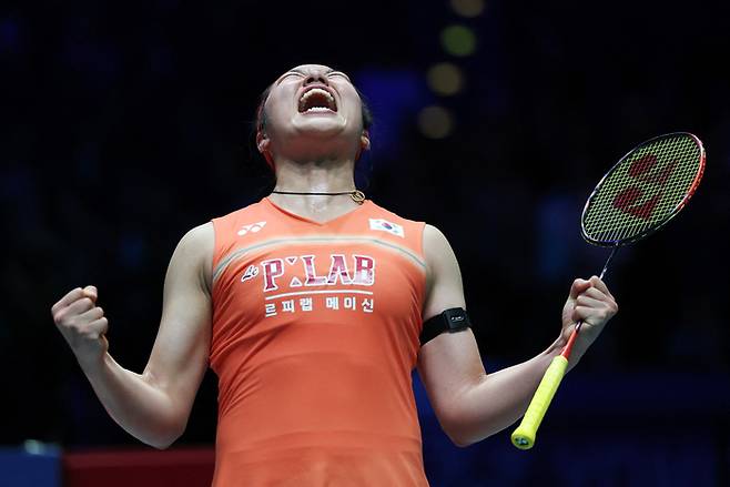 안세영이 8일(한국시간) 영국 버밍엄 유틸리타 아레나에서 열린 2026 세계배드민턴연맹(BWF) 월드투어 슈퍼 1000 전영오픈 4강에서 천위페이를 꺾고 환호하고 있다. 사진 | 버밍업=로이터 연합뉴스