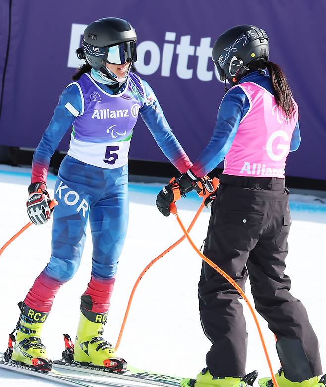 최사라(왼쪽)가 7일(한국시간) 이탈리아 코르티나 토파네 알파인스키 센터에서 열린 2026 밀라노·코르티나 동계패럴림픽 알파인스키 활강 시각장애 부문 결승 레이스를 마친 후 어은미 가이드와 서로 격려하고 있다. 사진 | 대한장애인체육회