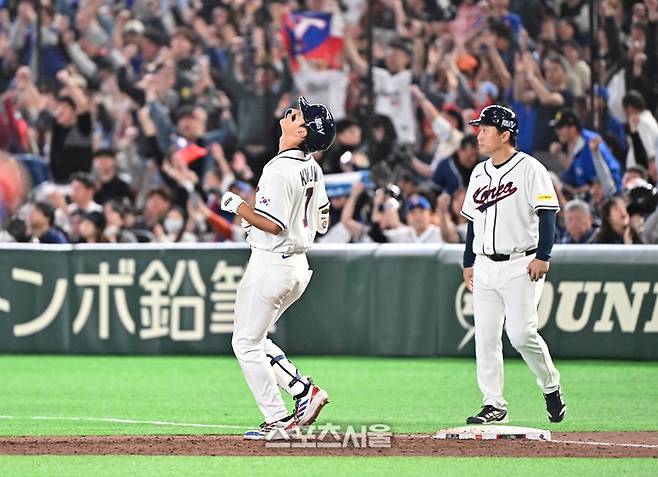 대한민국 야구대표팀의 김주원이 8일 일본 도쿄 도쿄돔에서 열린 2026 월드 베이스볼 클래식(WBC) 조별리그 대만과 경기 9회말 2사 1-2루 상황에서 외야 뜬공을 친 뒤 아쉬워하고 있다. 도쿄(일본) | 박진업 기자 upandup@sportsseoul.com