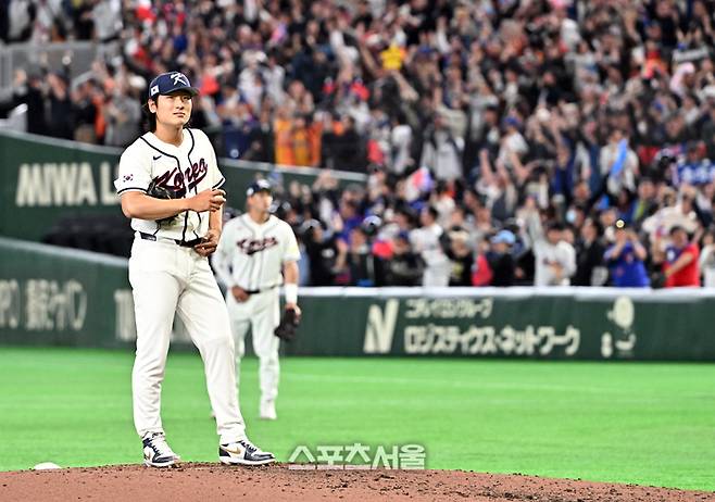 대한민국 야구대표팀의 곽빈이 8일 일본 도쿄 도쿄돔에서 열린 2026 월드 베이스볼 클래식(WBC) 조별리그 대만과 경기 6회초 대만 정쭝저에게 솔로 홈런을 허용한 뒤 아쉬워하고 있다. 도쿄(일본) | 박진업 기자 upandup@sportsseoul.com