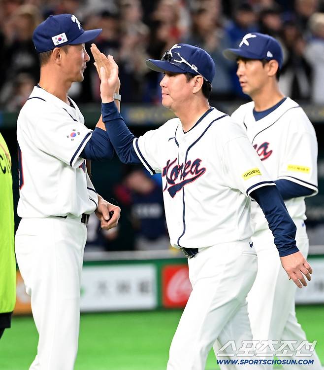 5일 일본 도쿄돔에서 열린 WBC(월드베이스볼클래식) 한국과 체코의 경기. 한국이 11대4로 승리했다. 승리의 기쁨을 나누는 류지현 감독과 코칭스탭의 모습. 도쿄(일본)=허상욱 기자wook@sportschosun.com/2026.03.05/