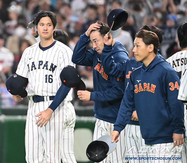 동료들과 기쁨을 나눈 오타니의 시선이 3루 한국 더그아웃 쪽으로