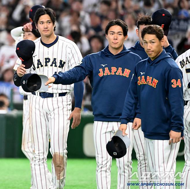 7일 일본 도쿄돔에서 열린 WBC(월드베이스볼클래식) 한국과 일본의 경기. 한국이 일본에 6대8로 패했다. 승리한 일본의 오타니, 야마모토, 요시다가 한국 더그아웃을 향해 인사하고 있다. 도쿄(일본)=허상욱 기자wook@sportschosun.com/2026.03.07/