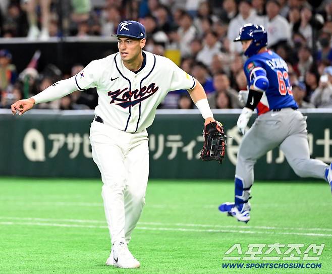8일 일본 도쿄돔에서 열린 WBC(월드베이스볼클래식) 한국과 대만의 경기, 연장 10회초 승부치기, 무사 2루에서 1루수 위트컴이 장샤오훙의 번트 타구를 잡아 3루로 던지고 있다. 도쿄(일본)=허상욱 기자wook@sportschosun.com/2026.03.08/