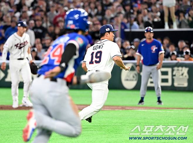 8일 일본 도쿄돔에서 열린 WBC(월드베이스볼클래식) 한국과 대만의 경기, 연장 10회초 승부치기, 1사 3루 고우석이 장쿤위의 스퀴즈 번트�� 타구를 향해 달려가고 있다. 도쿄(일본)=허상욱 기자wook@sportschosun.com/2026.03.08/