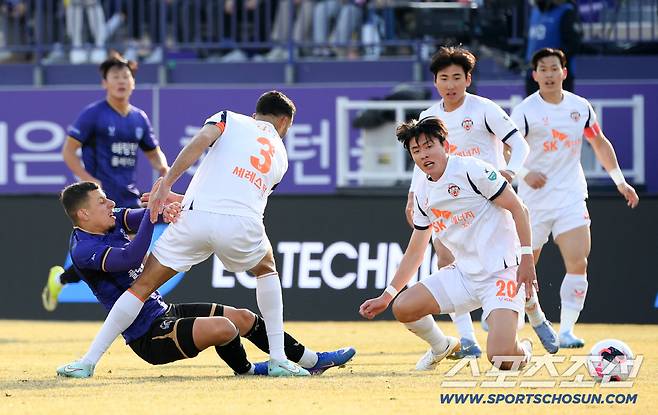 K리그1 FC안양과 제주SK의 경기가 8일 안양종합운동장에서 열렸다. 안양 마테우스가 제주 세레스틴 거친 수비에 넘어지고 있다. 안양=박재만 기자 pjm@sportschosun.com/2026.03.08/
