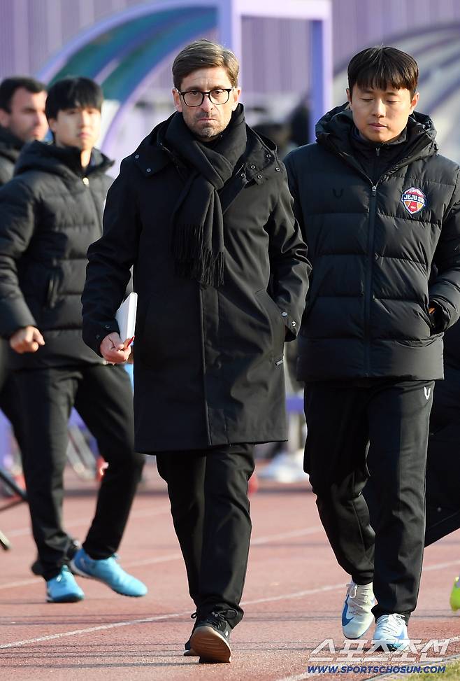 K리그1 FC안양과 제주SK의 경기가 8일 안양종합운동장에서 열렸다. 제주 세르지우 코스타 감독이 작전 지시를 하고 있다. 안양=박재만 기자 pjm@sportschosun.com/2026.03.08/