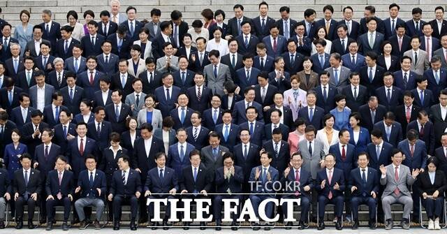 정치권에서는 재판과 처벌, 수감까지도 '정치 탄압'과 '투쟁의 서사'로 소비된다. 제22대 국회의원들이 2일 국회 개회식이 끝난 뒤 국회 본청 앞에서 단체기념사진촬영을 하며 손을 잡고있다./국회사진취재단