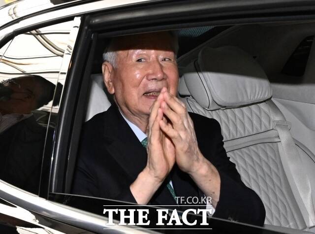 1941년생인 이중근 부영그룹 회장은 고령임에도 그룹 지주사 격인 부영을 통해 막강한 영향력을 행사하고 있다. 사진은 제19대 대한노인회장으로 당선된 이중근 회장 모습. /더팩트 DB