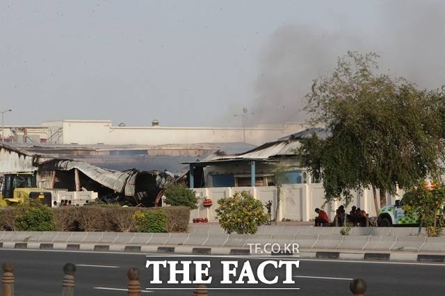 지난 1일(현지시간) 카타르 알라이얀 산업단지에서 이란의 공습으로 화재가 발생해 연기가 치솟고 있다./AP·뉴시스