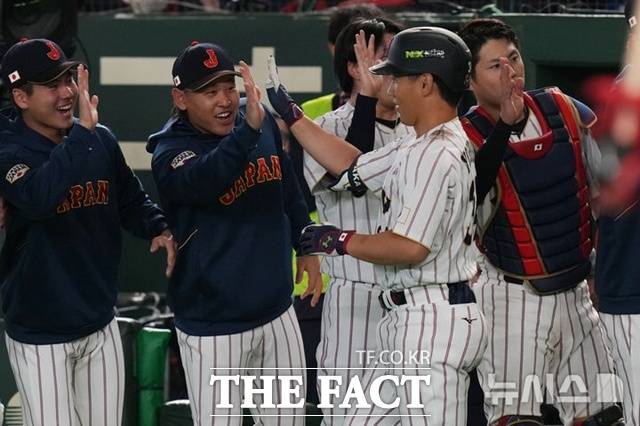 일본 4번 타자 요시다 마사타카가 8일 WBC 호주전에서 7회말 역전 2점 홈런을 날린 뒤 동료들의 환영을 받고 있다. /도쿄=AP.뉴시스