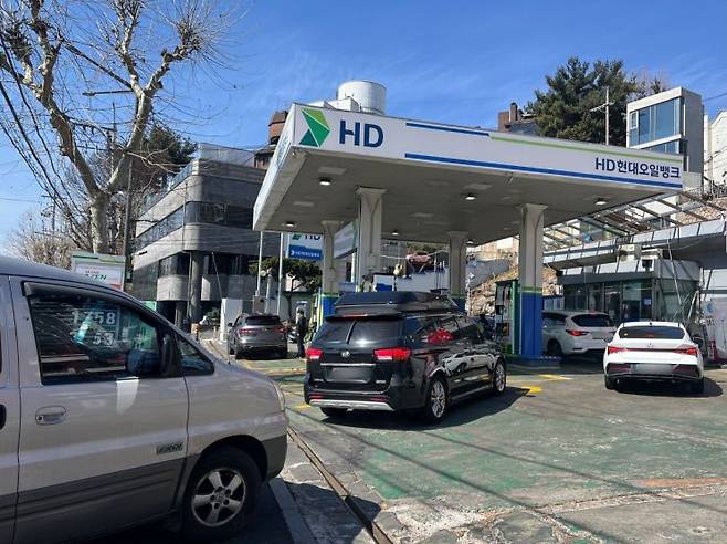 8일 정오 무렵 방문한 서울 시내 주유소는 '용산구 최저가 주유소'로 알려지면서 주유하려는 차량이 끊임없이 이어졌다. 장보경 기자