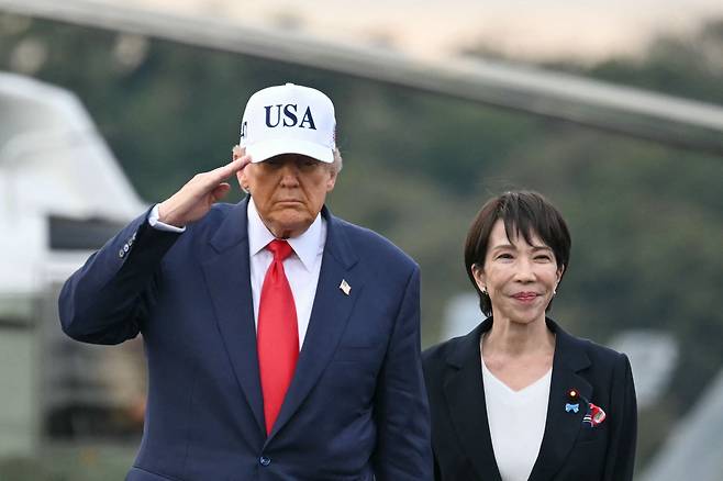 다카이치 사나에 일본 총리가 지난해 10월 요코스카 미 해군 기지에 정박중인 미 해군 USS 조지 워싱턴 항공모함에 도널드 트럼프 미 대통령과 함께 올라 미군을 격려하고 있다. 다카이치 총리는 19일 워싱턴 DC를 방문, 트럼프 대통령과 두번째 정상회담을 갖는데, 이때 일본 자위대 파병이 언급될 지 주목된다./연합뉴스