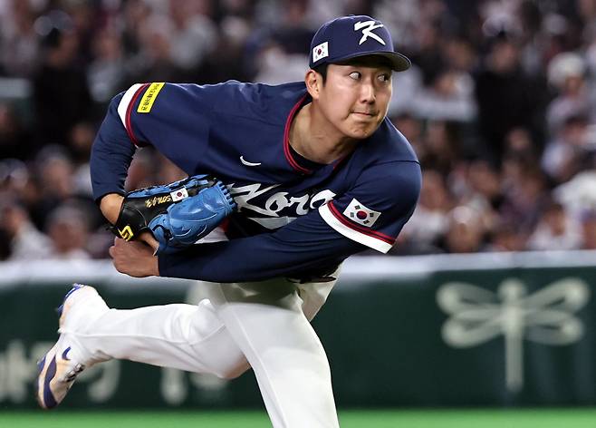 7일 오후 일본 도쿄돔에서 열린 2026 월드베이스볼클래식 C조 조별리그 대한민국과 일본의 경기. 대한민국 손주영이 역투하고 있다. / 뉴스1