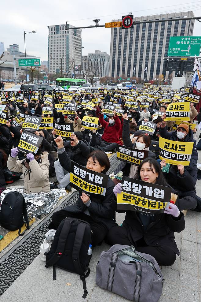 교사노동조합연맹 조합원들이 지난해 11월 29일 서울 종로구 사직로 동십자각 인근에서 교사의 정당가입 허용을 촉구하며 집회 구호를 외치고 있다. 교사노조연맹은 직무 수행 중 교사의 정치적 중립을 지켜야 한다는 원칙은 준수하되 학교 밖에서는 시민으로서 정치적 기본권이 온전히 보장돼야 한다고 주장했다. /뉴스1