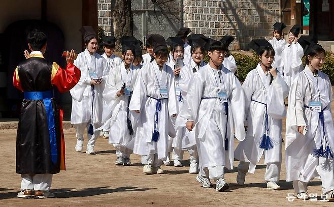 8일 서울 종로구 성균관대학교 명륜당에서 열린 신입생 환영회 신방례에서 신입생들이 입장하고 있다. 송은석 기자 silverstone@donga.com