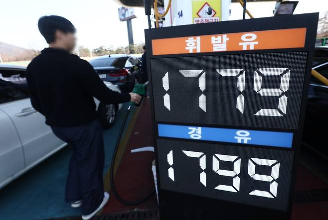 미국·이스라엘과 이란 간 무력 충돌 여파로 국내 휘발유와 경유 가격이 상승하고 있는 가운데 8일 오후 서울 서초구 만남의광장 주유소에 유가정보판이 놓여 있다. 뉴스1