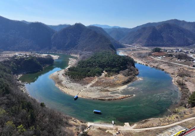 조선 6대 임금 단종을 다룬 영화 '왕과 사는 남자'의 누적 관객 수가 1100만명을 넘어선 가운데 8일 단종 유배지였던 강원 영월군 청령포에 관광객들의 발걸음이 이어지고 있다. 연합뉴스