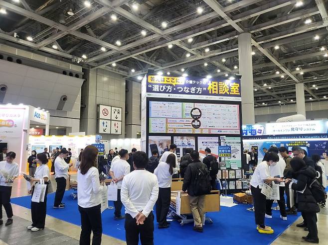 지난달 27일 일본 도쿄 고토구 도쿄빅사이트에서 열린 '케어텍스 도쿄 2026' 전시장에서 관람객들이 부스를 둘러보고 있다. 이번 행사에서는 낙상 감지 센서와 수면 모니터 센서 등이 개호 시설에서 사용하는 다양한 장비와 연동돼 자동으로 기록 시스템에 반영되는 서비스들이 선을 보였다. 사진=서혜진 도쿄특파원