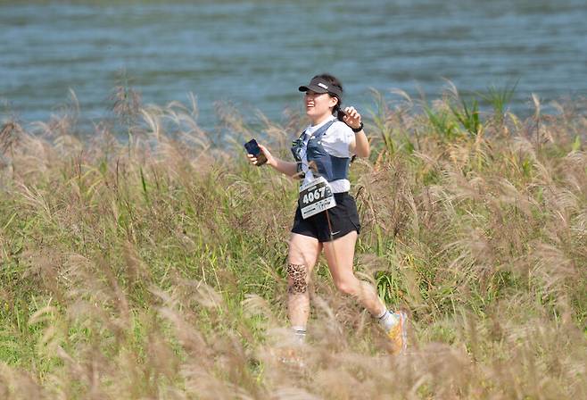 자연을 달리기 친구 삼아 달리는 러너. 이선연 제공