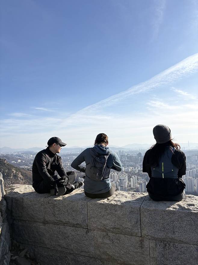 달린 후 여유로운 시간을 즐기고 있는 러너들. 박준식 제공