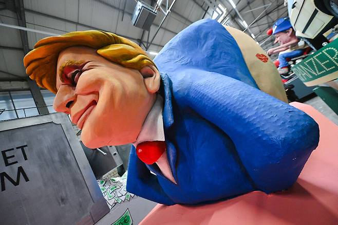 2026년 2월10일 독일 쾰른에서 열린 ‘로즈 먼데이’ 카니발 행사에 도널드 트럼프 미국 대통령 모형이 전시돼 있다. 트럼프 정책의 예측 불가능성은 미래에 대한 계획 수립을 가로막는다. REUTERS