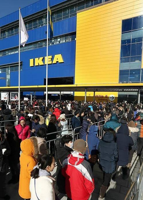 2014년 12월 경기 광명시 이케아 광명점 개점 첫날, 소비자들이 매장 안으로 들어가기 위해 줄을 서 있다. 연합뉴스