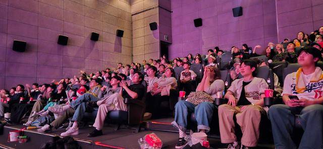 7일 서울 성동구 왕십리 CGV에서 관객들이 2026 WBC 한일전을 응원하고 있다. 김형준 기자