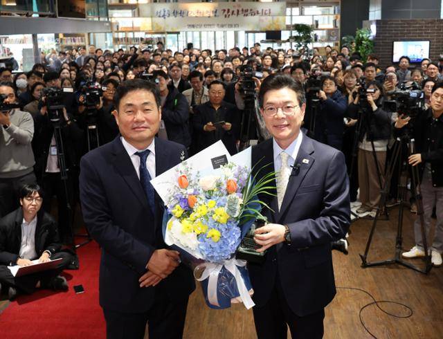 2026년 전국동시지방선거 서울시장에 도전하는 정원오(오른쪽) 성동구청장이 4일 오후 서울 성동구청 로비에서 퇴임 인사를 마치고 고광현 부구청장으로부터 감사패를 받은 뒤 기념촬영을 하고 있다. 뉴시스