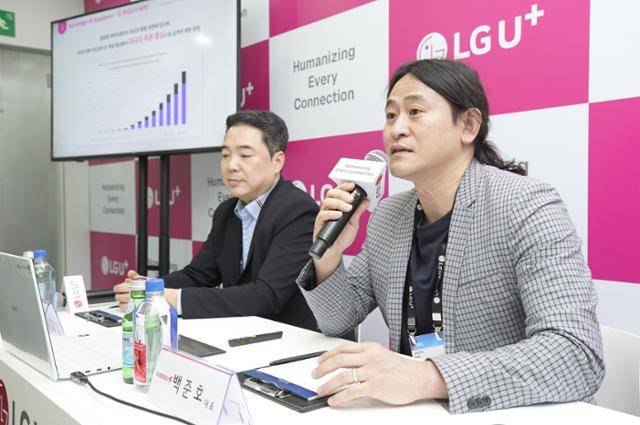백준호(오른쪽) 퓨리오사AI 전무와 이상엽 LG유플러스 최고기술책임자(CTO)가 4일 스페인 바르셀로나에서 열린 'MWC 2026'에 참석해 기자간담회를 하고 있다. LG유플러스 제공
