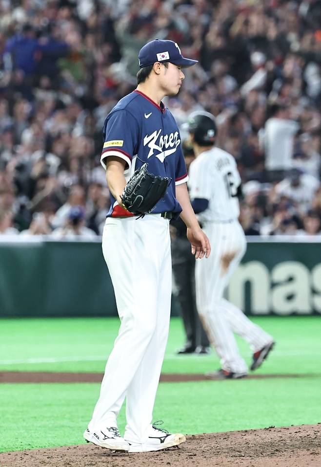 <yonhap photo-5512="">7일 일본 도쿄돔에서 열린 2026 WBC 조별리그 C조 2차전 대한민국과 일본의 경기. 7회말 2사 만루 일본 스즈키에게 볼넷을 허용하며 실점한 한국 김영규가 아쉬워하고 있다. 2026.3.7 [연합뉴스]</yonhap>