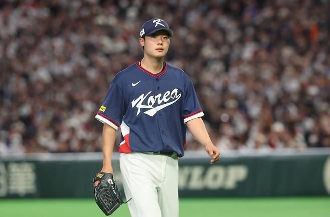 <yonhap photo-5590="">7일 일본 도쿄돔에서 열린 2026 월드베이스볼클래식(WBC) 조별리그 C조 2차전 대한민국과 일본의 경기. 7회말 2사 만루 일본 요시다 마사타카에게 역전 2타점 적시타를 허용한 한국 김영규가 강판되고 있다. 2026.3.7 [연합뉴스]</yonhap>