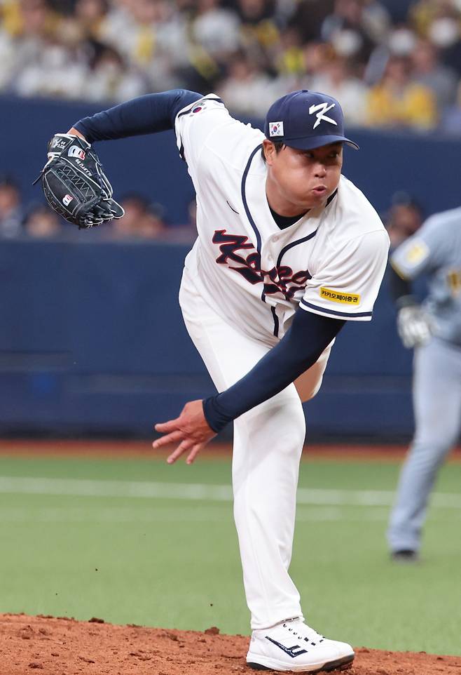 <yonhap photo-4134="">2일 일본 오사카 교세라돔에서 열린 월드베이스볼클래식(WBC) 평가전 한국 대표팀과 일본 프로야구 한신 타이거스와의 경기. 7회말 한국 류현진이 역투하고 있다. 2026.3.2 [연합뉴스]</yonhap>