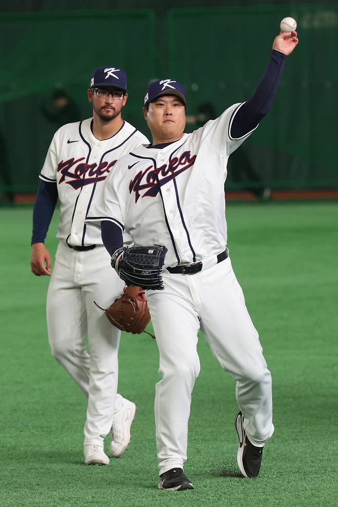 <yonhap photo-4712="">월드베이스볼클래식(WBC) 개막을 하루 앞둔 4일 일본 도쿄돔에서 한국 대표팀 류현진과 데인 더닝이 훈련하고 있다. 2026.3.4 [연합뉴스]</yonhap>
