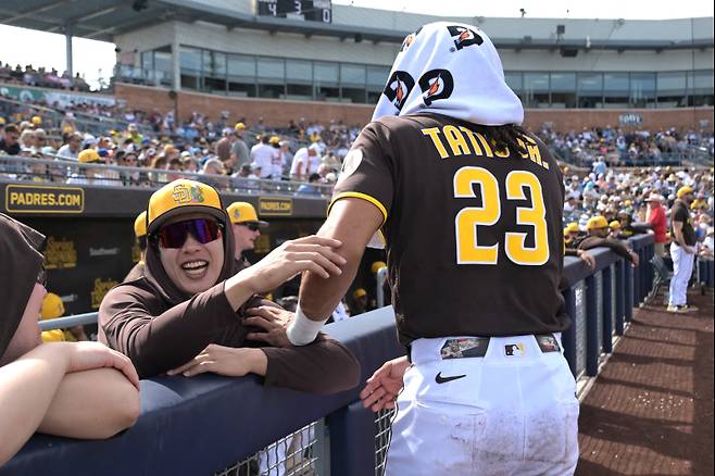 <yonhap photo-1908=""> Feb 23, 2026; Peoria, Arizona, USA; San Diego Padres third baseman Sung-Mun Song (24) and San Diego Padres right fielder Fernando Tatis Jr. (23) share a laugh in the dugout during the game against the Milwaukee Brewers at Peoria Sports Complex. Mandatory Credit: Jayne Kamin-Oncea-Imagn Images/2026~02~24 09:35:12/ <저작권자 ⓒ 1980~2026 ㈜연합뉴스. 무단 전재 재배포 금지, AI 학습 및 활용 금지></yonhap>