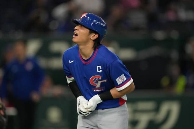 지난 5일 2026 월드베이스볼클래식 호주전에서 투구에 손가락을 맞고 고통스러워하는 천제셴. [AP=연합뉴스]