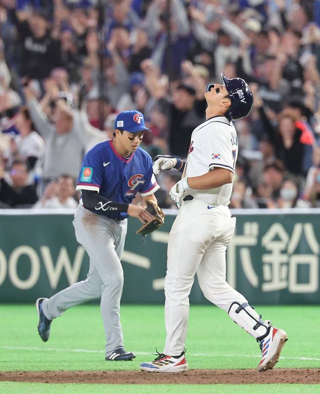 <yonhap photo-5571="">&nbsp;8일 일본 도쿄돔에서 열린 2026 월드베이스볼클래식(WBC) C조 조별리그 3차전 대한민국과 대만의 경기. 9회말 2사 1, 2루 한국 김주원이 중견수 플라이 아웃을 당한 뒤 아쉬워하고 있다.다. 2026.3.8 [연합뉴스]</yonhap>