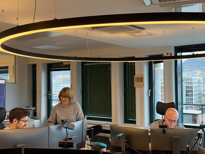 노르웨이 베르겐의 원양 수산물 판매 조합(실레라게, Sildelaget) 사무실에서 온라인 경매를 진행하고 있다. 천권필 기자