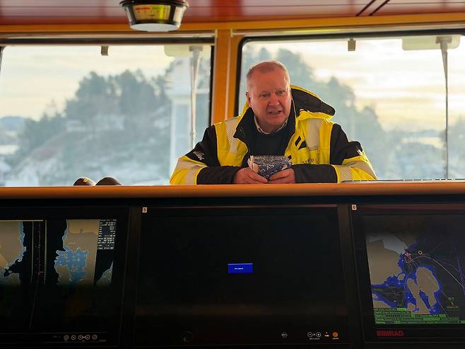 요니 로코이 MS Endre Dyroy 선주가 고등어 어선에서 조업 상황에 대해 설명하고 있다. 천권필 기자